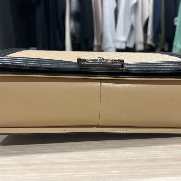 AUTHENTIC RARE CHANEL 2 TONE LARGE BOY BAG. BOX, CARD, DUSTBAG - Picture 3 of 11